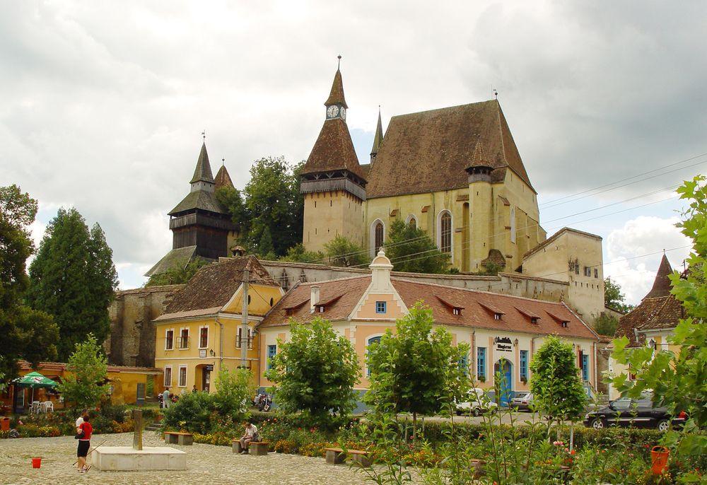 Ben trong 'nha tu hon nhan' giup han gan cac cap vo chong-Hinh-3