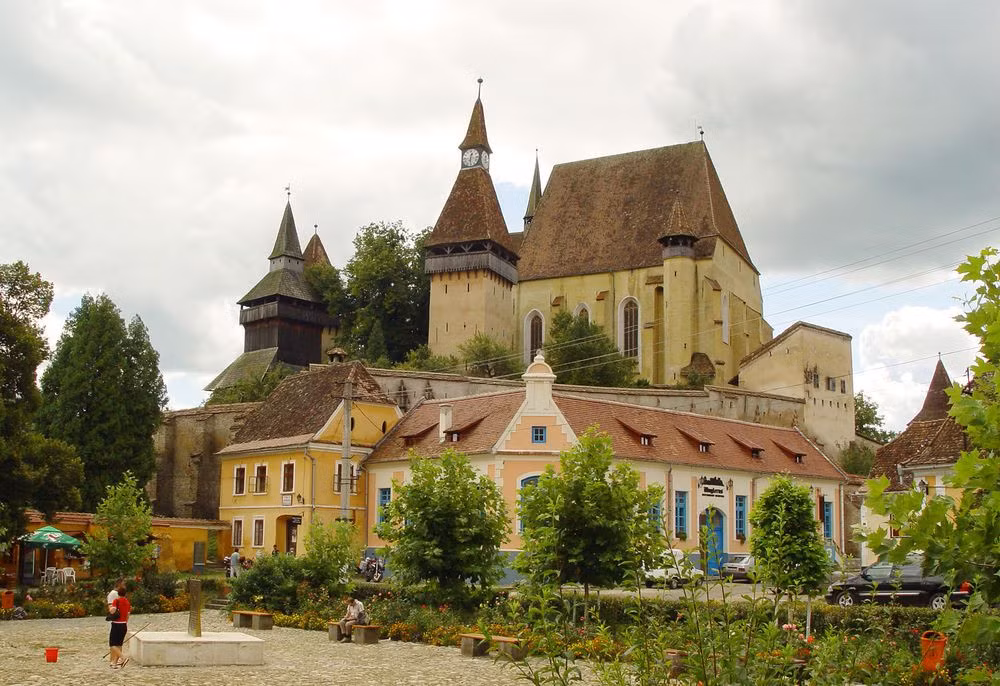 Ben trong 'nha tu hon nhan' giup han gan cac cap vo chong-Hinh-3