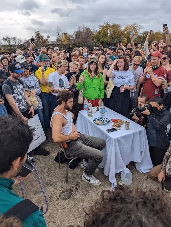 An 40 con ga quay trong 40 ngay, nguoi dan ong “ngay toi gia”