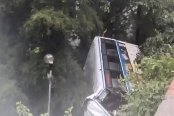 Hien truong tang thuong vu xe buyt dam cuoi lao xuong hem nui