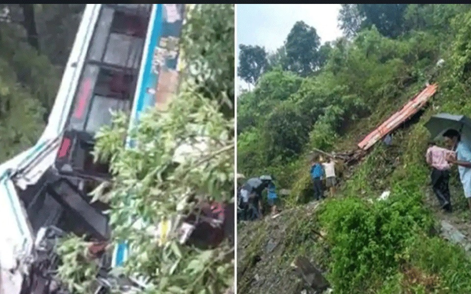 Hien truong tang thuong vu xe buyt dam cuoi lao xuong hem nui-Hinh-2