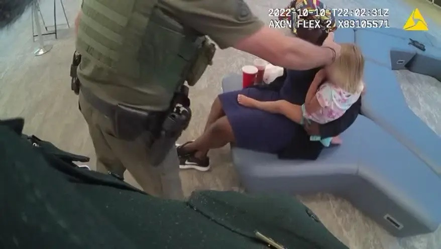 Bo quen chau gai 1 tuoi trong o to, ong ngoai bi bat giam