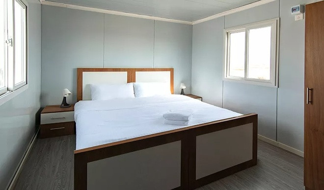 Mỗi cabin ở đây có vách mỏng, được thiết kế để chứa một hoặc hai người với hai giường đơn, tủ đầu giường, một bộ bàn ghế nhỏ, máy lạnh, nhà vệ sinh và vòi hoa sen bên trong.