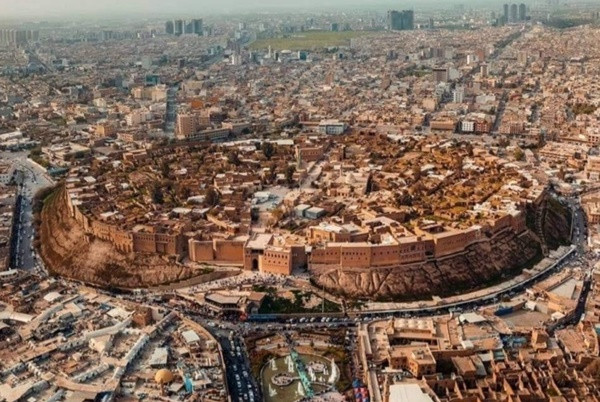 Với các dấu vết định cư cách đây hơn 6.000 năm, thành cổ Erbil được cho là một trong những khu dân cư có người ở liên tục lâu nhất trên thế giới.