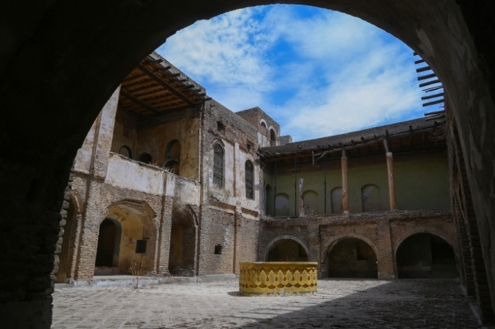 Những nhóm người sống bằng nghề săn bắn - hái lượm đã định cư tại đây vào năm 9.300 TCN. Sau đó là thời kỳ của người Hassuna nguyên thủy, khoảng năm 7.000 TCN.