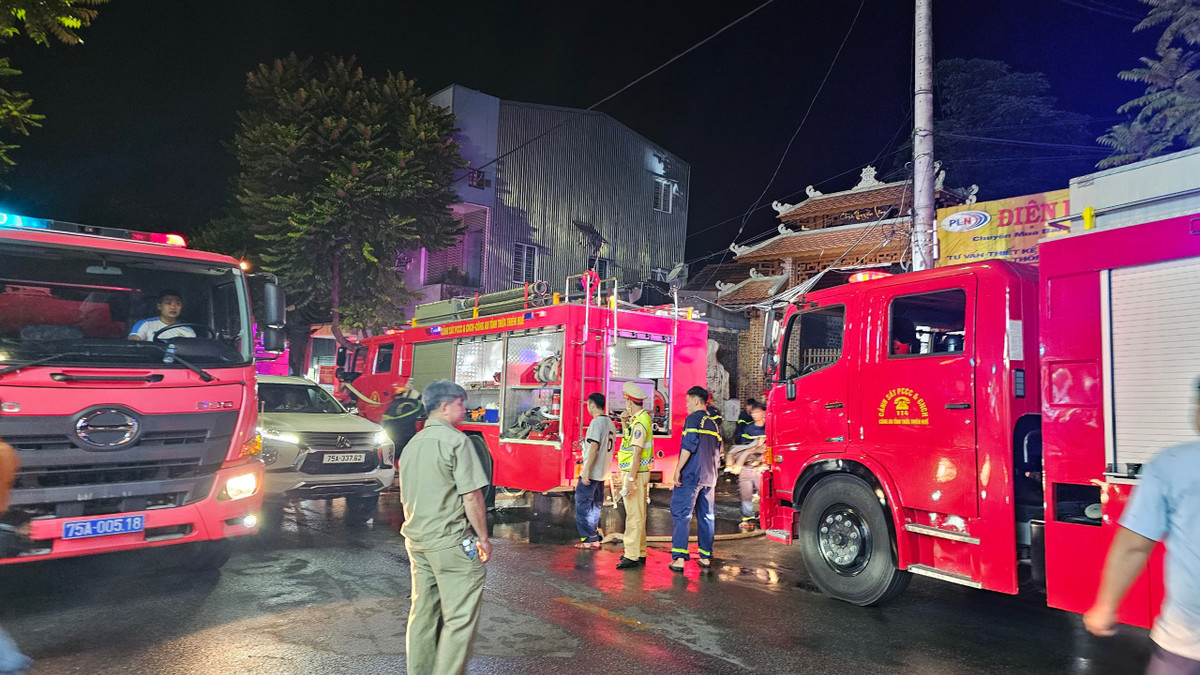 Lãnh đạo Công an tỉnh Thừa Thiên Huế chỉ đạo các cán bộ, chiến sĩ tiến hành phun nước làm nguội, xử lý một số khu vực để phòng lửa cháy trở lại.