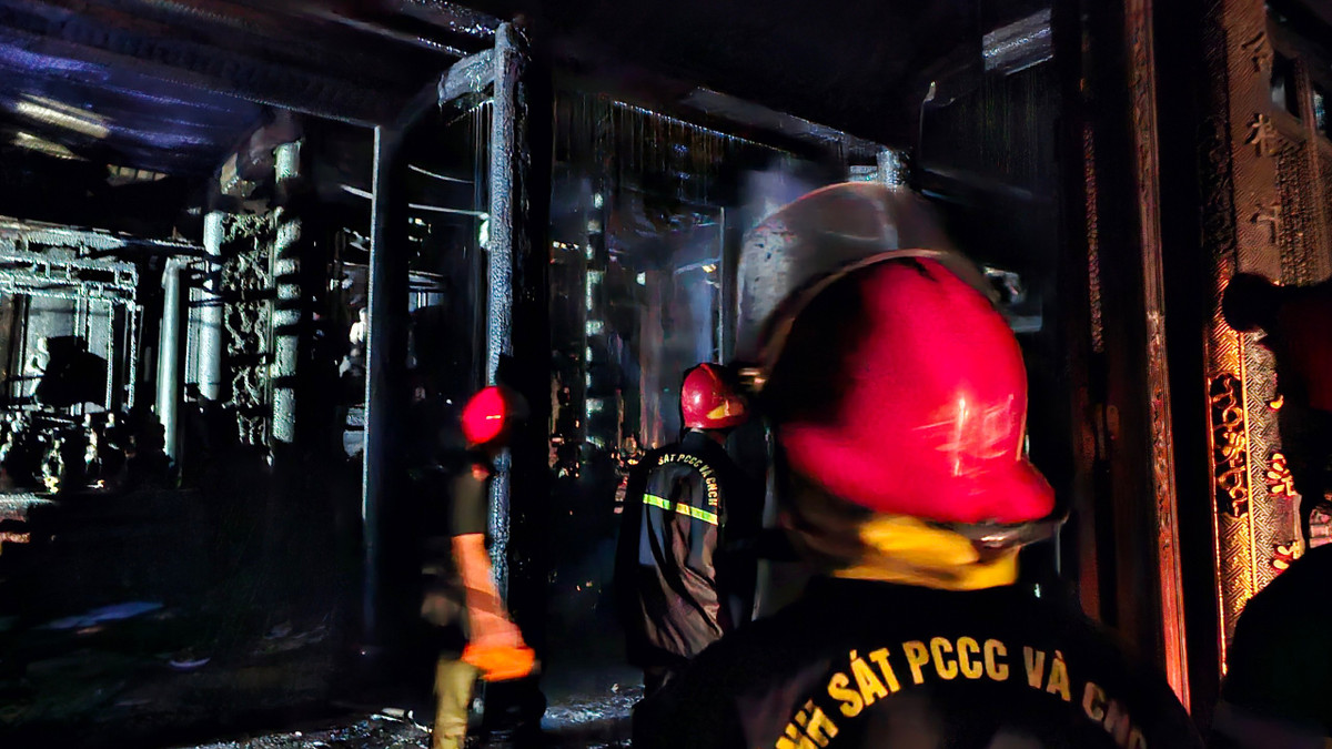 Cán bộ, chiến sĩ xuyên đêm dập lửa bảo vệ ngôi chùa cổ Thuyền Lâm được bình an.