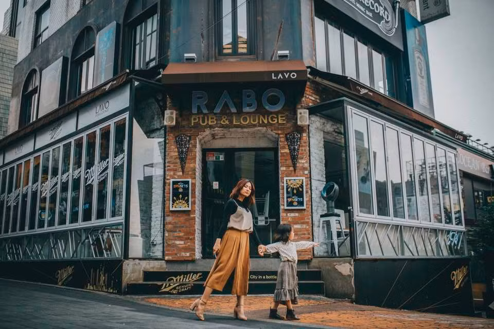 "Không gì hạnh phúc hơn khi từng bước chứng kiến cô con gái nhỏ dần lớn lên, khỏe mạnh, vui vẻ và biết yêu thương thật nhiều", bà mẹ đơn thân Minh Tâm tâm sự.