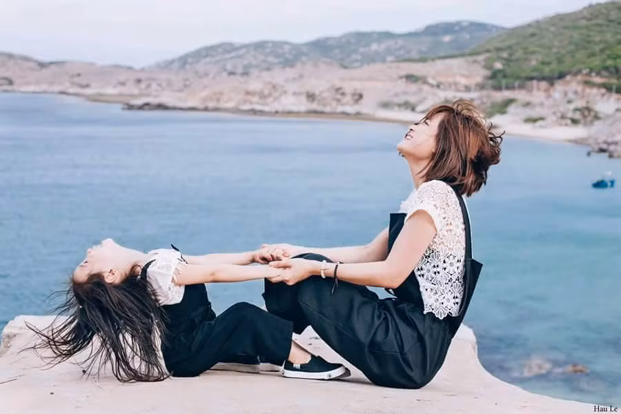 Người mẹ tâm sự: “Là một bà mẹ đơn thân, một mình lo cho bé đôi khi mình cũng thấy rất cực và nặng nề về tâm lí, nhưng mỗi khi thấy mẹ không vui bé thường làm trò và ôm hôn mẹ. Những lúc ấy mình thấy mọi sự buồn phiền đều tan biến hết. Mình sẽ luôn giành những gì tốt đẹp nhất cho con gái, để con luôn tràn ngập niềm vui".