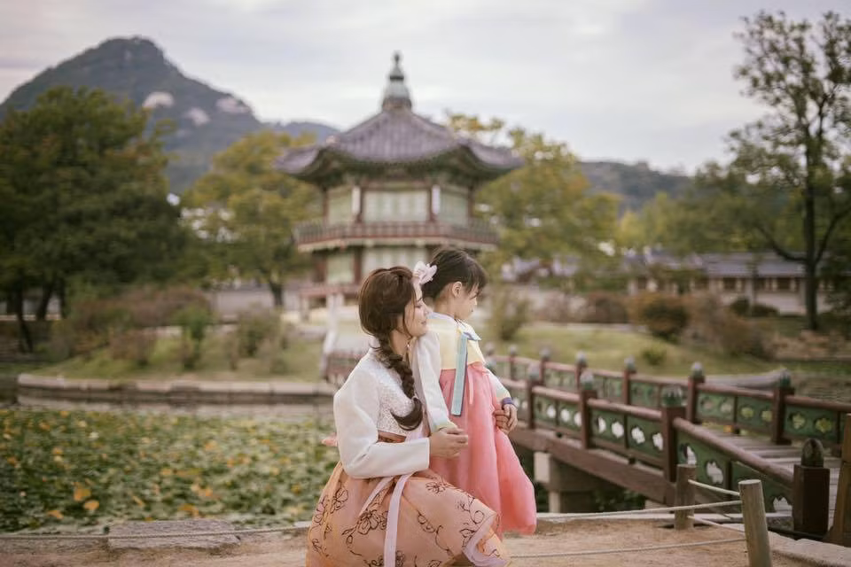 "Mỗi năm mình sẽ chụp một bộ ảnh thật đẹp để sau này khi nhìn lại mình và bé có những khoảnh khắc lưu lại vô cùng ý nghĩa" - Chị Minh Tâm chia sẻ.