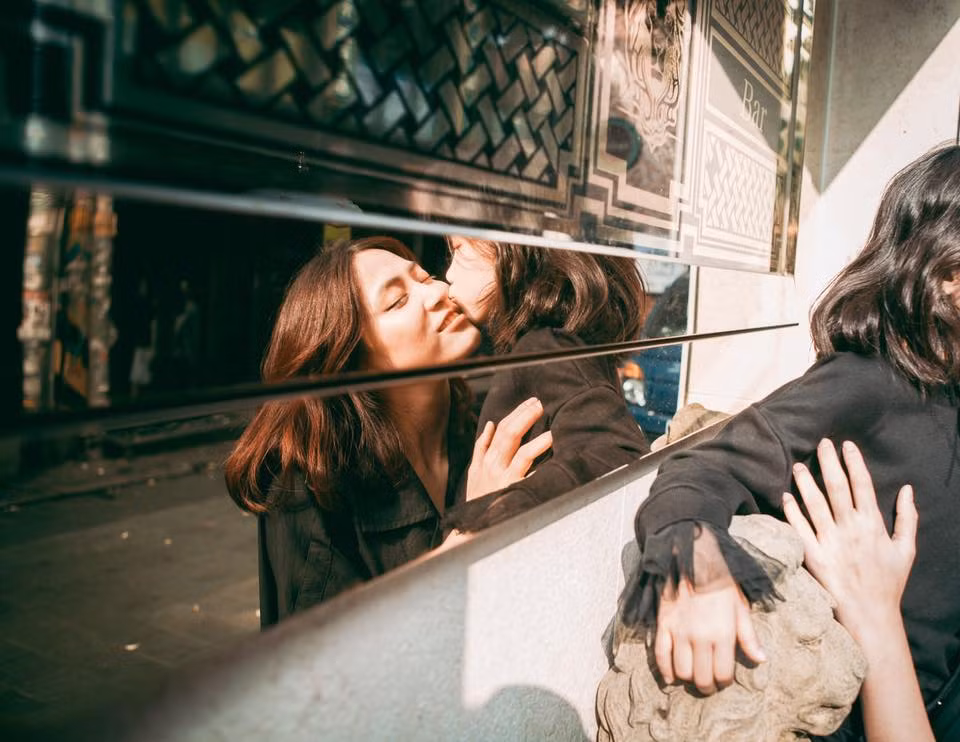 Chị cho biết: “Bé YeJin năm nay lên 6 tuổi, con rất ngoan và dễ thương nên bạn bè ai cũng yêu quý. Mình rất thích mặc đồ đôi cùng bé và thường tìm những bộ quần áo thật đẹp giống nhau cho hai mẹ con. Mỗi lần như vậy đi chơi ai cũng ngoái nhìn và khen nên mình và bé đều thấy rất vui”.