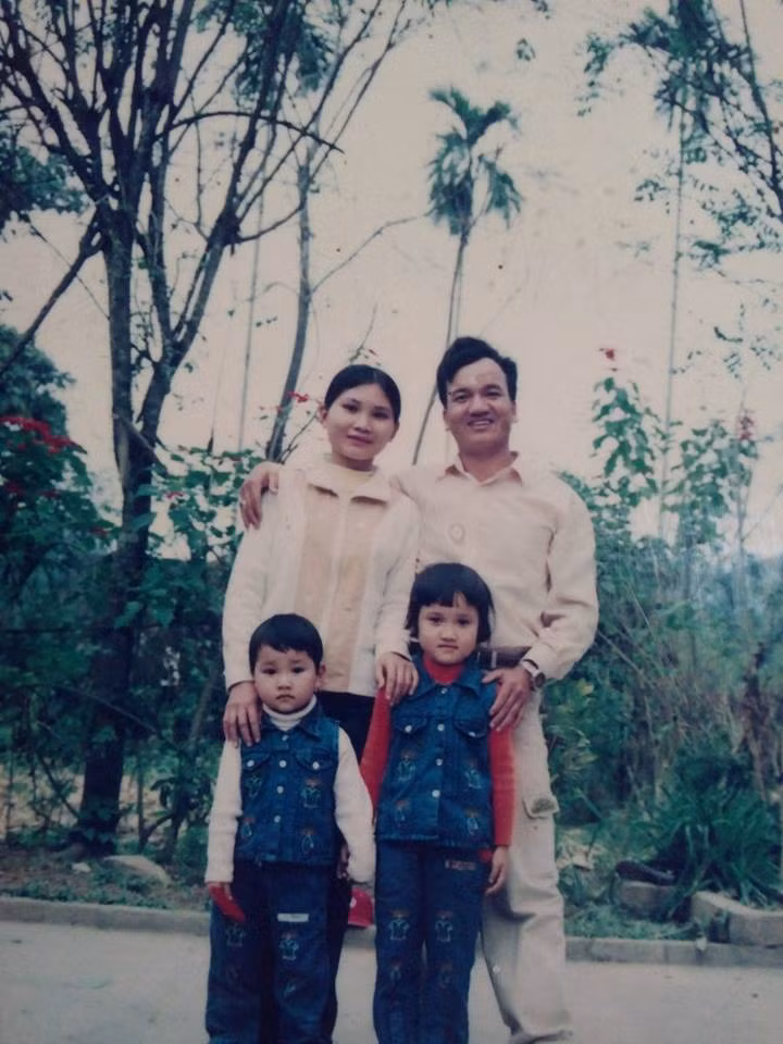 Cô con gái lớn thương mẹ vất vả lo cho cả gia đình vì bố bận việc ít về nhà, nên ngoài thời gian học ĐH cũng tự mình kinh doanh kiếm tiền để tự trang trải tiền thuê nhà và chi phí sinh hoạt hằng ngày.