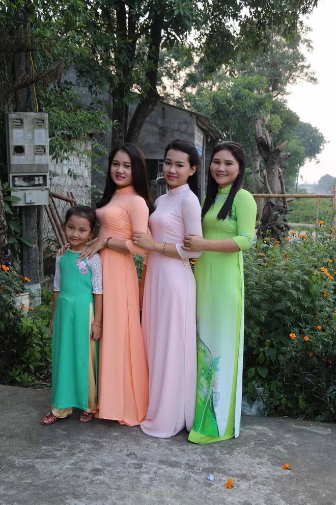 Bức ảnh chụp 3 mẹ con mặc áo dài nhanh chóng thu hút hơn 2.000 lượt cảm xúc và 700 bình luận khác nhau. Đa phần chị em bày tỏ sự ngạc nhiên của mình khi biết 3 "thiếu nữ" xinh đẹp trong ảnh là mẹ con. Thay vì đoán tuổi, có nhiều người còn đặt câu hỏi: "Cái quan trọng ở đây là, đâu là mẹ và đâu là con thì mới đoán được tuổi".