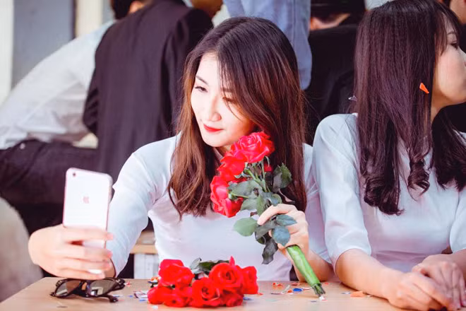 Lên cấp ba, Diệu bắt đầu biết dùng khẩu trang, áo chống nắng, dưỡng da bằng các nguyên liệu tự nhiên. Cô cũng ý thức được việc giữ dáng bằng cách ăn uống cẩn thận, hạn chế đồ béo.