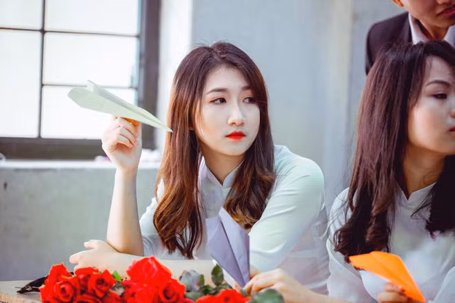 “Mình rất tự ti về bản thân, đúng lúc trổ mã thì lại đen và nhiều mụn nhất. Chụp ảnh với lũ bạn, lúc nào mình cũng cúi mặt hoặc nhìn về phía khác, trong khi các bạn nữ cùng tuổi thì tự tin phơi phới”, Diệu chia sẻ.