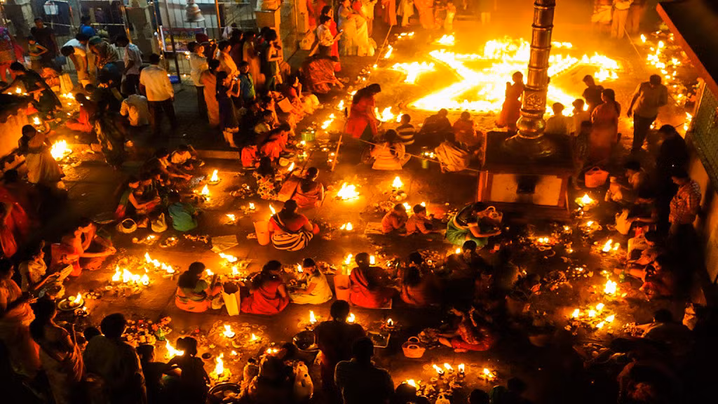 Mùa thu đánh dấu lễ hội thường niên Diwali ở Ấn Độ với ý nghĩa đẩy lùi bóng tối và hướng về ánh sáng. Áng sáng tỏa ra khắp nơi, từ những ngọn nến thắp trong nhà dân và cửa hiệu, cho đến đèn LED chiếu trên các tượng đài và đền thờ. Người dân còn bắn pháo hoa để mong cầu phước lành từ nữ thần Lakshmi. Lễ hội diễn ra trên toàn quốc nhưng nếu chọn Jaipur, bạn còn có thể ghé thăm pháo đài Nahargarh và ngắm nhìn Jal Mahal - cung điện nằm giữa hồ Man Sagar ngập trong ánh đèn. Ảnh: Hands Up Holidays.
