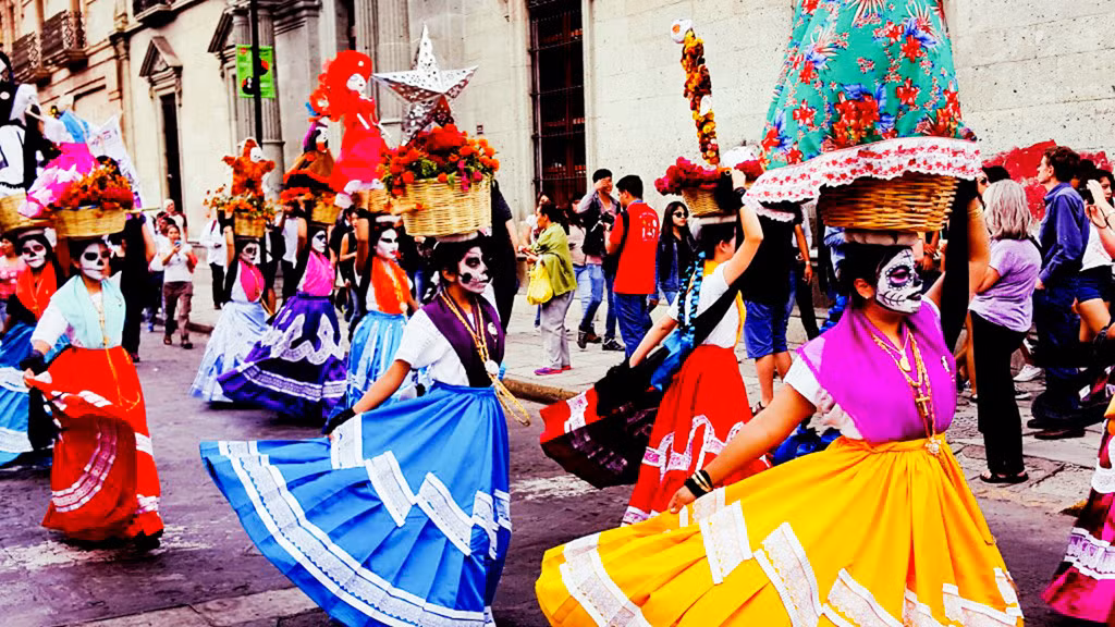 Cuối tháng 10 tới đầu tháng 11 là thời điểm hấp dẫn cho du khách khám phá không khí náo nhiệt của Lễ hội Người chết ở Oaxaca, Mexico. Tại lễ hội này, bạn sẽ được chứng kiến đường phố trở nên sôi động với trang phục đầy màu sắc, pháo hoa, rước kiệu, âm nhạc và rượu mezcal. Nhà nhà chuẩn bị đồ cúng cho người chết, trang trí mộ họ hàng với hoa và nến. Ảnh: A Closer Look Tours.