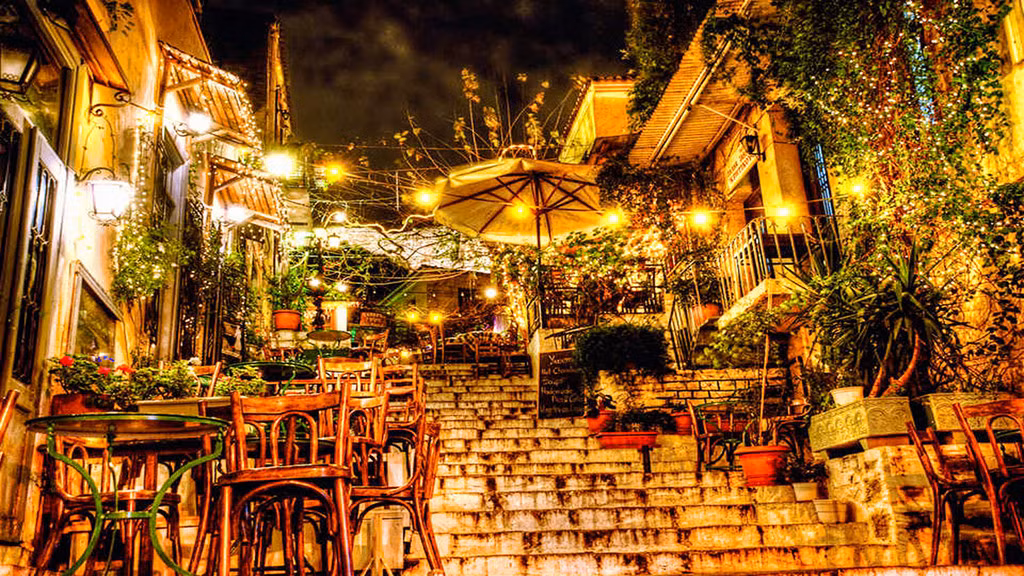 Mùa thu ở Hy Lạp, đi theo các tour du lịch sinh thái, bạn sẽ được trực tiếp tham gia thu hoạch, chiết xuất dầu ô liu và thưởng thức những bữa ăn ở vùng quê. Leo núi Lycabettus, tham quan Bảo tàng Khảo cổ Quốc gia, lang thang qua những tàn tích cổ, đi phà đến Aegina và vùng vẫy trong những bãi biển đẹp nhất vịnh Saronic là những điều khác bạn có thể trải nghiệm tại đất nước này. Ảnh: Your Athens Tours.