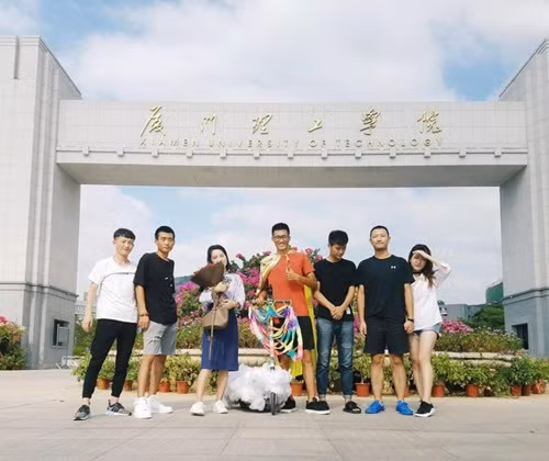 Sau khi màn tỏ tình thành công mỹ mãn, chàng trai vui vẻ chụp ảnh kỷ niệm cùng bạn bè mình và bạn bè của người yêu. Sau khi những hình ảnh về màn tỏ tình đặc biệt này được đăng tải rất nhanh chóng đã thu hút được sự chú ý của mọi người. "Lẽ nào đây là màn tỏ tình trong truyền thuyết, chàng trai này thực sự có tâm, cô gái đồng ý là đúng rồi", "Trượt suốt 800km, chàng trai này chắc phải rất yêu cô gái đây, thực sự ghen tị, mong hai người sẽ hạnh phúc lâu dài", cư dân mạng không ngừng ngưỡng mộ và chúc phúc cho cặp đôi.