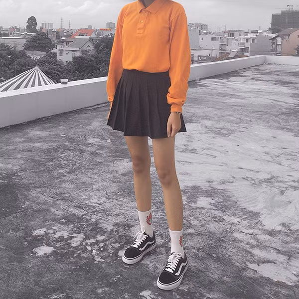 Phương Uyên quê Đăk Lăk, hiện đang là sinh viên trường Đại học văn hóa TP.HCM. Cô nàng bắt đầu chụp những bức ảnh khác người từ vài năm trước. Quá trình chụp, đôi khi cảm thấy không hài lòng về biểu cảm gương mặt nên cô nàng quyết định 'cắt phăng' phần đầu hoặc chỉ ảnh để từ phần cằm xuống chân.