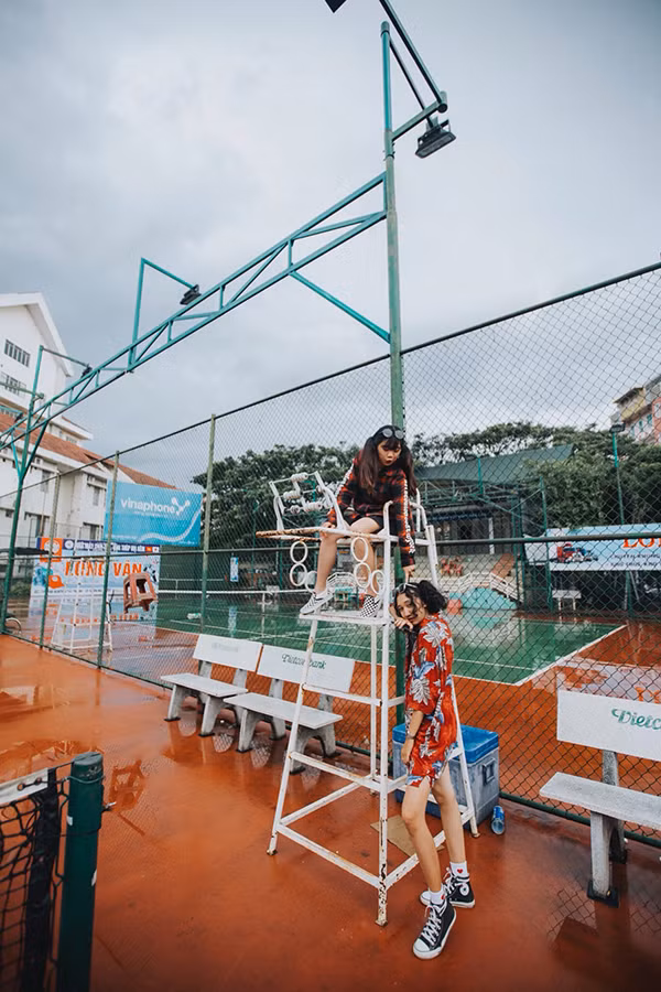 Không khó để đoán được gu thời trang mà Uyên đang theo đuổi, đó chính là style cá tính, bụi băm và có chút hoài cổ. Những trang phục này đều do Uyên tự chọn mua và tìm cách phối. Có được những bức ảnh ưng ý và nhận được nhiều sự quan tâm của đông đảo thành viên mạng, Uyên cho biết đó là nhờ sự hỗ trợ nhiệt tình của nhóm bạn thân.