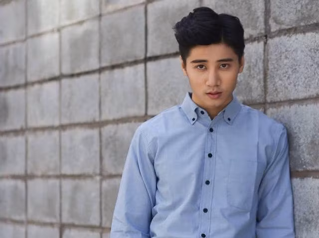 Cùng với hot girl Thúy Vi "Cà Mau", Lâm Kinh Tôn đã diễn xuất trong MV Xin đừng lặng im của ca sĩ Soobin Hoàng Sơn. Mặc dù gây tranh cãi, MV này vẫn nhận được nhiều sự quan tâm, theo dõi. Kinh Tôn hiện là người mẫu, diễn viên tại TP.HCM. Anh được biết đến với vẻ ngoài lạnh lùng, nam tính. Trước khi tham gia MV Xin đừng lặng im, Tôn từng góp mặt trong Mùa để yêu thương của Hương Giang Idol.