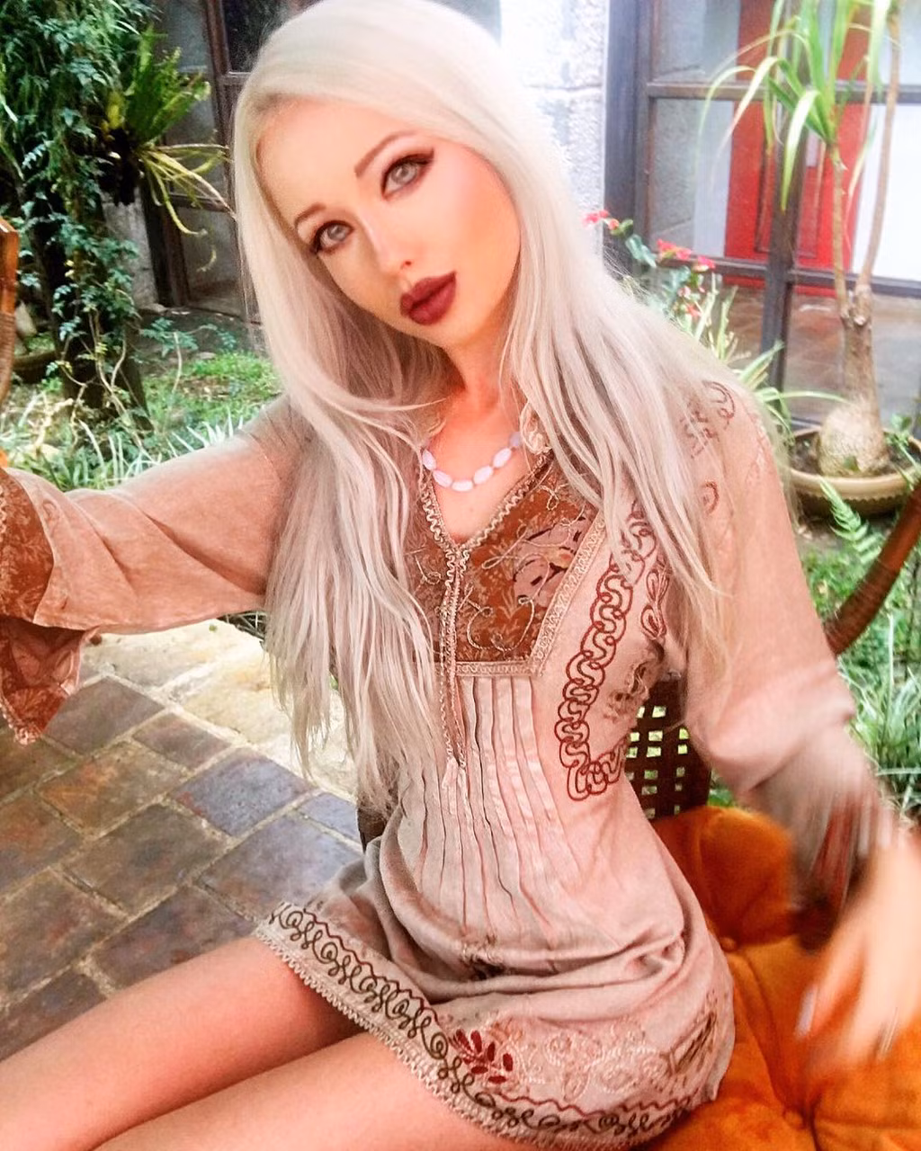  9. Valeria Lukyanova: Nhắc đến trào lưu "búp bê sống" không thể quên được nàng búp bê Ukraina Valeria Lukyanova. Valeria chính là người tiên phong cho xu hướng "búp bê hóa", là thần tượng của nhiều cô nàng khác. Khuôn mặt hoàn hảo như barbie của Valeria khiến dân mạng dậy sóng một thời vì không thể phân biệt đây là vẻ đẹp tự nhiên hay dao kéo. Về phần Valeria, cô khẳng định mình chỉ nâng ngực, còn lại là thành quả của quá trình giảm cân gian khổ và kỹ năng trang điểm tài tình.