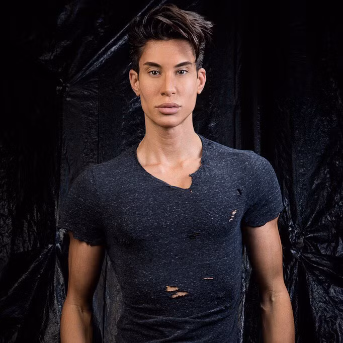  8. Justin Jedlica: Justin Jedlica phẫu thuật thẩm mỹ lần đầu tiên vào năm 18 tuổi. Justin không chỉ phẫu thuật mặt mà còn tu sửa cả bắp tay, cơ bụng... Sau 490 lần dao kéo, anh sở hữu ngoại hình chuẩn mực của búp bê Ken. Nhưng dù thế, Justin vẫn bày tỏ mong muốn được trở thành "nhựa" 100% và chưa cảm thấy thỏa mãn với ngoại hình hiện tại.