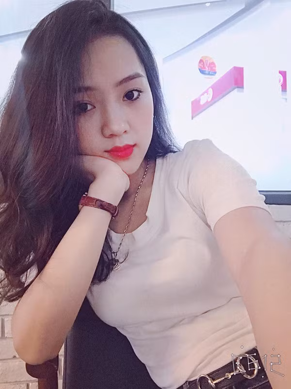 Nữ sinh 10X nói thêm rằng, từ bé cô bạn đã thích và nghiện làm đẹp. Cứ thấy quần áo đẹp là mua, dù ở nhà đã có trang phục tương tự như vậy rồi. Thành ra, tủ quần áo của Linh hiện tại đã có kha khá đồ, rất ít khi đụng hàng trong thời gian ngắn. Ra đường, tùy từng hoàn cảnh mà Linh chọn cách trang điểm phù hợp. Và vì nghiện làm đẹp nên sở thích và ước mơ của Linh cũng liên quan đến lĩnh vực này.