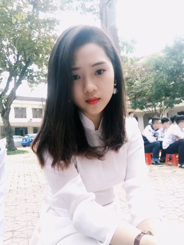 Mới đây, trên nhiều diễn đàn giới trẻ, khoảnh khắc của một nữ sinh Nghệ An có vẻ đẹp thanh thoát, quý phái trong trang phục áo dài bỗng dưng nhận được sự chú ý, chia sẻ của nhiều thành viên mạng. Trong bức ảnh của mình, dù không cười nhưng thần thái sắc sảo cùng ánh mắt 'biết nói' đủ khiến người xem không thể rời mắt.