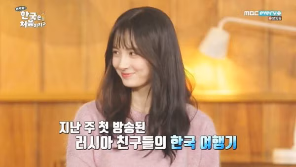 Sở hữu vẻ ngoài vô cùng xinh đẹp và có nhiều nét giống các idol Hàn Quốc, Svetlana Yoo đã lập tức trở thành một hiện tượng sau khi xuất hiện trên một chương trình truyền hình tại xứ sở kim chi vì gương mặt 'không ai có thể rời mắt'.