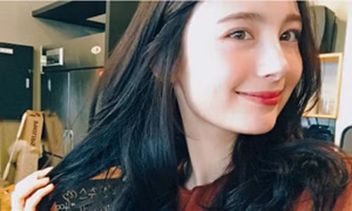 Cô thích trang điểm phong cách trong veo, kiểu tóc và gu ăn mặc cũng giống với các bạn Hàn Quốc, bởi vậy nhiều người lầm tưởng rằng Svetlana là vẻ đẹp lai.