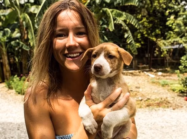 Suốt 2 năm qua, Hayley Anderson, 25 tuổi, Australia cùng bạn trai là Kyle đã đi du lịch khắp thế giới. Thậm chí, cô còn có thể kiếm tiền từ chuyến du lịch của mình bằng những bức ảnh đăng tải lên tài khoản Instagram. Cô cho hay: "Chúng tôi đi du lịch suốt 2 năm qua và không có ý định dừng lại. Tôi cảm thấy lo lắng khi nghĩ đến việc về nhà và làm một công việc bình thường". Ảnh: Daily Mail.