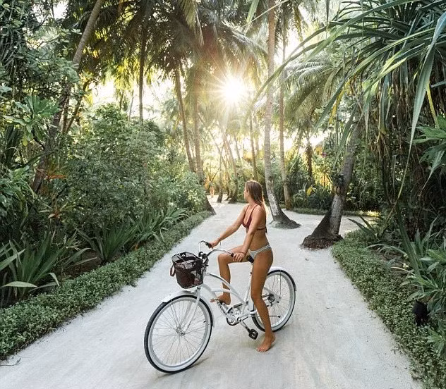 Hayley cùng bạn trai làm việc, tìm tòi để tạo ra các nội dung hấp dẫn trên tài khoản cá nhân. "Chúng tôi sử dụng máy Canon 5D Mark II để chụp ảnh. Nếu hai người cùng chụp sẽ sử dùng chân máy", cô cho hay. Ảnh: Daily Mail.
