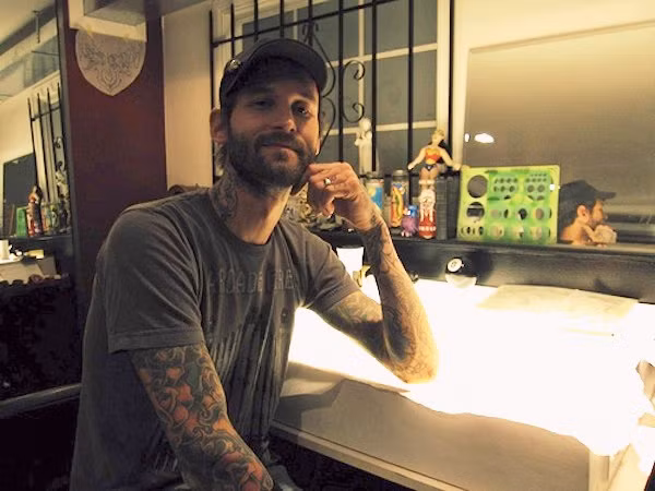 Năm 2009, nghệ nhân xăm hình nổi tiếng Jeremy Swan đã cố gắng phá kỉ lục Guinness của mình trong việc xăm liền 802 hình trong vòng 24 tiếng đồng hồ. Không biết vô tình hay cố ý mà sự kiện trên diễn ra đúng vào thứ 6 ngày 13 nên phần lớn mọi người tới xăm đều chọn hình số 13 đen đủi.