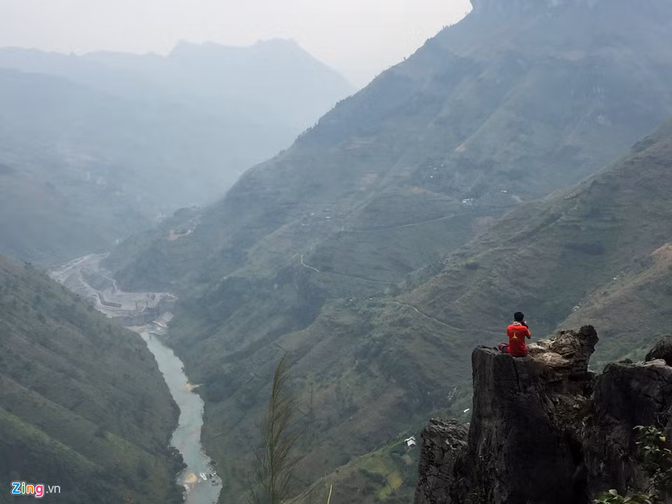 Đèo Mã Pí Lèng là một trong những cung đường hấp dẫn nhất Tây Bắc. Trên đỉnh đèo có một mỏm đá nhìn ra dòng Nho Quế, con sông chia đôi ranh giới giữa Việt Nam và Trung Quốc. Chạy hết đèo Mã Pí Lèng, chúng tôi đi về hướng Yên Minh - Quảng Bạ, kết thúc hành trình tại thị trấn Hà Giang.