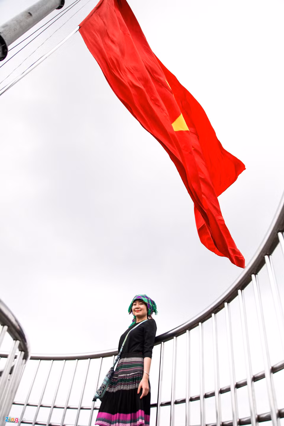 Đường đến cột cờ Lũng Cú không quá khó. Đến Hà Giang, bạn có thể không đi dinh thự vua Mèo, không đến phố cổ Đồng Văn nhưng nhất định phải đến cột cờ Lũng Cú. Đứng trên cột cờ nhìn xuống mới thấy hết khung cảnh hùng vĩ, nên thơ nơi địa đầu tổ quốc.