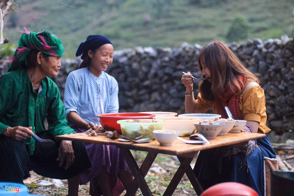 Chúng tôi dừng chân ở Phố Cáo và may mắn được mời tham dự một bữa cỗ của người đồng bào. Thắng cố và rượu ngô là 2 món đầu tiên chúng tôi dùng thử. Hương vị khác rất nhiều so với cách chế biến ngoài chợ hoặc trong quán ăn phục vụ du lịch.