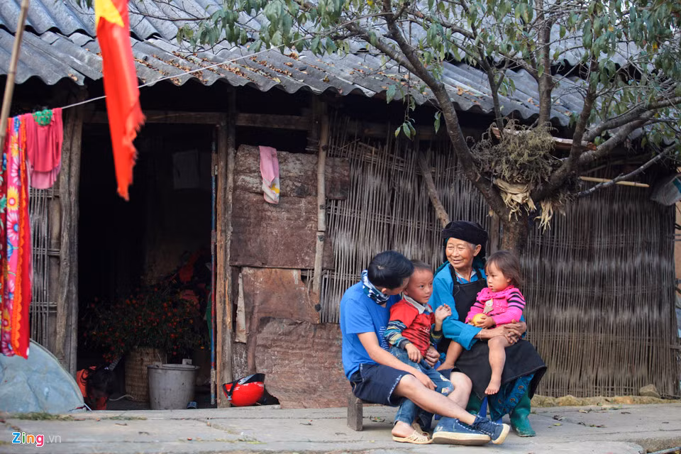 Người dân bản xứ rất hiếu khách, bạn có thể dừng dọc đường vào làm quen, nói chuyện với người già và trẻ nhỏ. Họ sẽ kể cho bạn nghe rất nhiều chuyện thú vị về cuộc sống, về các địa danh, sự tích của cao nguyên đá mà không phải du khách nào cũng biết.