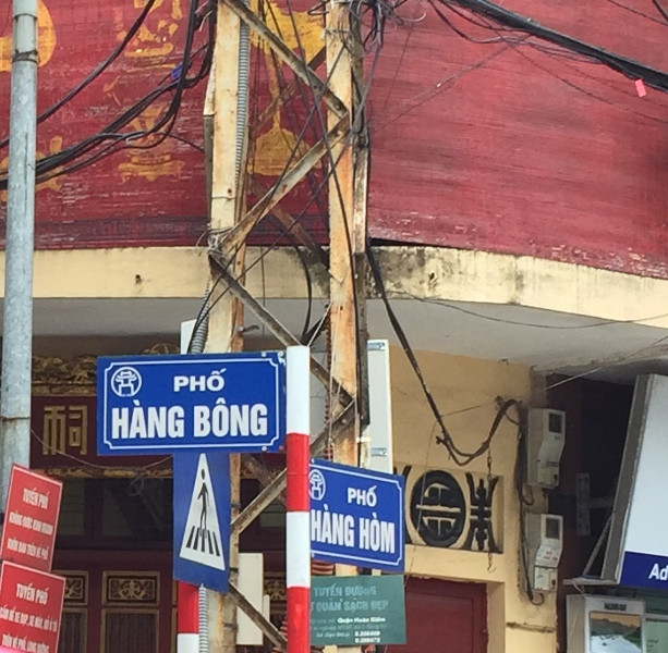 Lệ tính toán rất kỹ để tránh bị phát hiện. Chị ta bế cháu bé đi bộ ra khu vực cách bệnh viện vài trăm mét rồi bắt taxi. Khi đến chân cầu Long Biên, Lệ xuống rồi đi bộ ngược về phố Yên Phụ. Tại đây chị ta tiếp tục lên một xe taxi khác. Xe đến chợ Ninh Hiệp, Lệ xuống và bế cháu bé vào mua sữa, tã, bỉm. Xong việc, Lệ mới gọi một xe taxi và đi thẳng về Bắc Giang. (Ảnh minh hoạ, nguồn Internet)