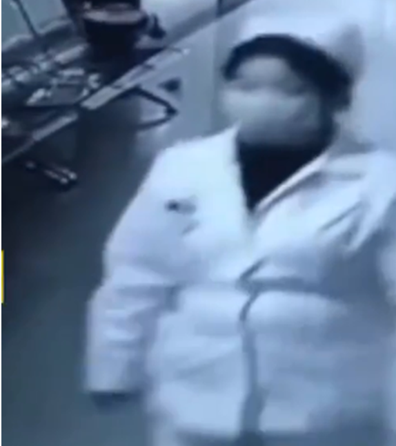 Quá trình thu thập thông tin, các trinh sát được biết vào sáng 3/11, có một người phụ nữ lạ mặt ăn mặc như nhân viên bệnh viện vào phòng chị Th. rồi xin bế cháu bé đi tiêm. Tất cả những người chứng kiến đều không biết người này là ai, tên gì. Phía bệnh viện cũng xác nhận không có nhân viên bế con chị Th đi tiêm. Những chi tiết này cho thấy đây là vụ bắt cóc trẻ em có chủ ý. Khi rà soát, các điều tra viên cho loại nghi giả thuyết cháu bé bị đưa đi vì mâu thuẫn cá nhân. (Ảnh minh hoạ, nguồn Internet) 