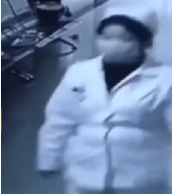 Quá trình thu thập thông tin, các trinh sát được biết vào sáng 3/11, có một người phụ nữ lạ mặt ăn mặc như nhân viên bệnh viện vào phòng chị Th. rồi xin bế cháu bé đi tiêm. Tất cả những người chứng kiến đều không biết người này là ai, tên gì. Phía bệnh viện cũng xác nhận không có nhân viên bế con chị Th đi tiêm. Những chi tiết này cho thấy đây là vụ bắt cóc trẻ em có chủ ý. Khi rà soát, các điều tra viên cho loại nghi giả thuyết cháu bé bị đưa đi vì mâu thuẫn cá nhân. (Ảnh minh hoạ, nguồn Internet) 