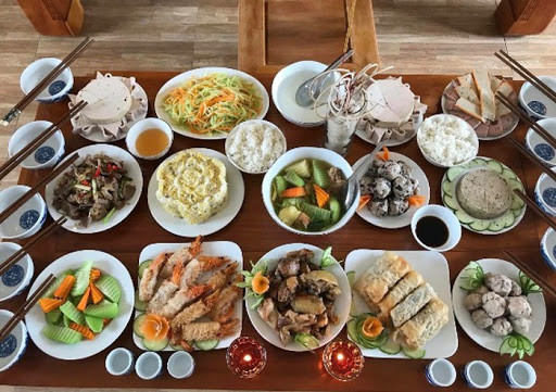 Tổ công tác nhanh chóng quay về Đông Anh. Khi đến trước cổng nhà chồng Lệ, các trinh sát phát hiện trên dây phơi phía sân có treo đồ trẻ sơ sinh. Người nhà chồng Lệ tỏ ra khá ngạc nhiên, họ kể con dâu mới sinh nên gia đình tổ chức làm cỗ mừng. Tuy nhiên, sau khi trao đổi, những người liên quan đã sững lại, cháu bé sơ sinh được chuyển qua tay các chiến sĩ công an. Khi cháu bé đã an toàn, một nhóm trinh sát tiếp cận rồi khóa tay Lệ. Lúc này, Lệ lý nhí: "Cháu biết rồi". (Ảnh minh hoạ, nguồn Internet) 