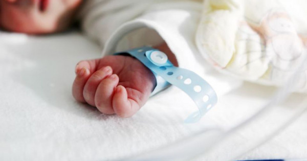 Sắp tới ngày sinh, Lệ càng trở nên lo lắng, sốt ruột. Lệ quyết định thực hiện việc bắt cóc trẻ sơ sinh để "theo lao" sự việc mình đã nghĩ ra. Lệ vào bệnh viện, lợi dụng sơ hở lấy trộm áo khoác trắng và thẻ nhân viên. Khi đến phòng sản phụ Th, Lệ giả vờ vào nói bế cháu bé đi tiêm. Thấy nhân viên y tế nói vậy, gia đình chị Th tin tưởng, để Lệ bế cháu đi. (Ảnh minh hoạ, nguồn Internet)