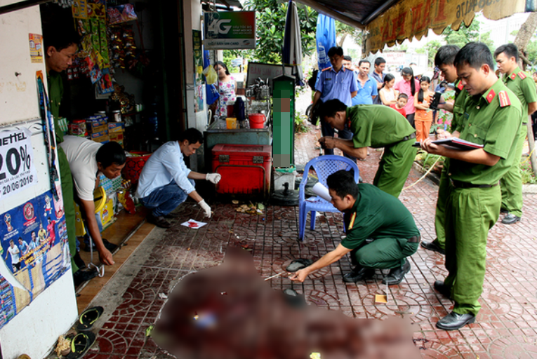  Đâm chết bạn nhậu vì mâu thuẫn trong lúc uống rượu: Ngày 9/12/2022, Mâu thuẫn trong bữa nhậu tại nhà riêng, ông Nguyễn Văn Hải (SN 1966, ở thôn Bình Sơn, xã Văn Phú, TP Yên Bái) chạy xuống bếp lấy dao nhọn đâm 2 nhát vào bụng ông Phan Văn Diện (SN 1950, là người cùng thôn) khiến nạn nhân tử vong. (Ảnh minh hoạ) 