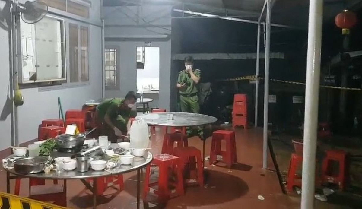  Bị bạn nhậu đâm chết vì câu nói thách thức: Đêm 14/8/2022, Phạm Hoàng My (SN 2001, ngụ huyện Tịnh Biên, tỉnh An Giang) cùng với Lê Ngọc Hữu (SN 2003) và Nguyễn Chí Chung (SN 2001, cùng ngụ thị trấn Tịnh Biên) mua rượu về nhậu tại quán cà phê Cây Xanh (thuộc khóm Xuân Biên). Trong lúc nhậu, Dương Văn Tèo (SN 1994, ngụ địa phương) đi ngang qua nên My và Hữu mời vào nhậu chung. My lấy cây dao còn nằm trong vỏ đâm doạ lên ngực Tèo thì người này lại có lời lẽ thách thức. My đã rút dao ra khỏi vỏ đâm 1 nhát vào bụng Tèo khiến nạn nhân tử vong. (Ảnh minh hoạ) 