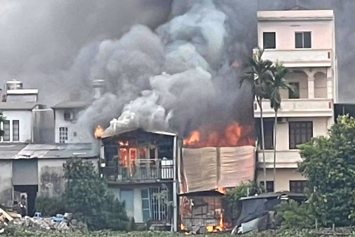 Ha Noi: Xuong go chay du doi, cot khoi boc cao hang tram met