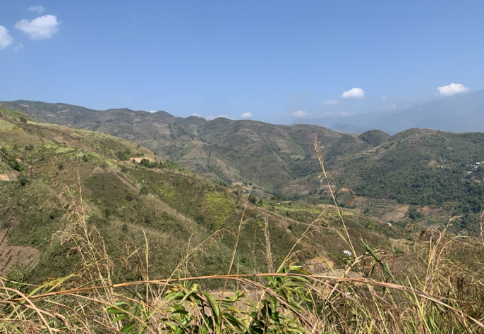 Đây là khu vực đồi núi rộng, nhiều bụi cây rậm và hang động rất khó khăn cho lực lượng truy bắt. Thiếu tá Duyệt đã đề xuất sử dụng flycam cảm ứng nhiệt bay ở tầm thấp, đặt biệt ở các khe suối và bụi rậm nơi nghi vấn đối tượng lẩn trốn để hỗ trợ lực lượng truy bắt. Vừa kết hợp bay flycam, cán bộ vừa sử dụng loa để kêu gọi đối tượng ra đầu thú hưởng sự khoan hồng của pháp luật. (Ảnh VOV) 