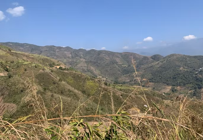 Đây là khu vực đồi núi rộng, nhiều bụi cây rậm và hang động rất khó khăn cho lực lượng truy bắt. Thiếu tá Duyệt đã đề xuất sử dụng flycam cảm ứng nhiệt bay ở tầm thấp, đặt biệt ở các khe suối và bụi rậm nơi nghi vấn đối tượng lẩn trốn để hỗ trợ lực lượng truy bắt. Vừa kết hợp bay flycam, cán bộ vừa sử dụng loa để kêu gọi đối tượng ra đầu thú hưởng sự khoan hồng của pháp luật. (Ảnh VOV) 