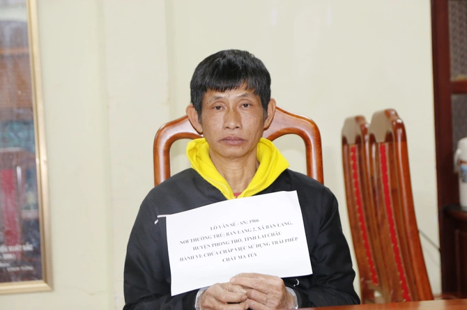Ngoài ra, Cơ quan CSĐT đã ra Quyết định khởi tố vụ án hình sự, khởi tố bị can và Lệnh bắt bị can để tạm giam đối với Lò Văn Sé (SN 1966, trú tại bản Hợp 1, xã Bản Lang, huyện Phong Thổ) về hành vi "Chứa chấp sử dụng trái phép chất ma túy" theo quy định tại Điều 256 Bộ luật Hình sự năm 2015, do liên quan tới nghi phạm Lù Xuân Minh. (Ảnh Công an Lai Châu) 